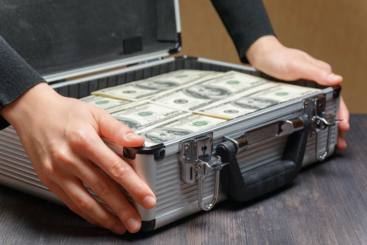 Dollar Slips as T-note Yields Decline