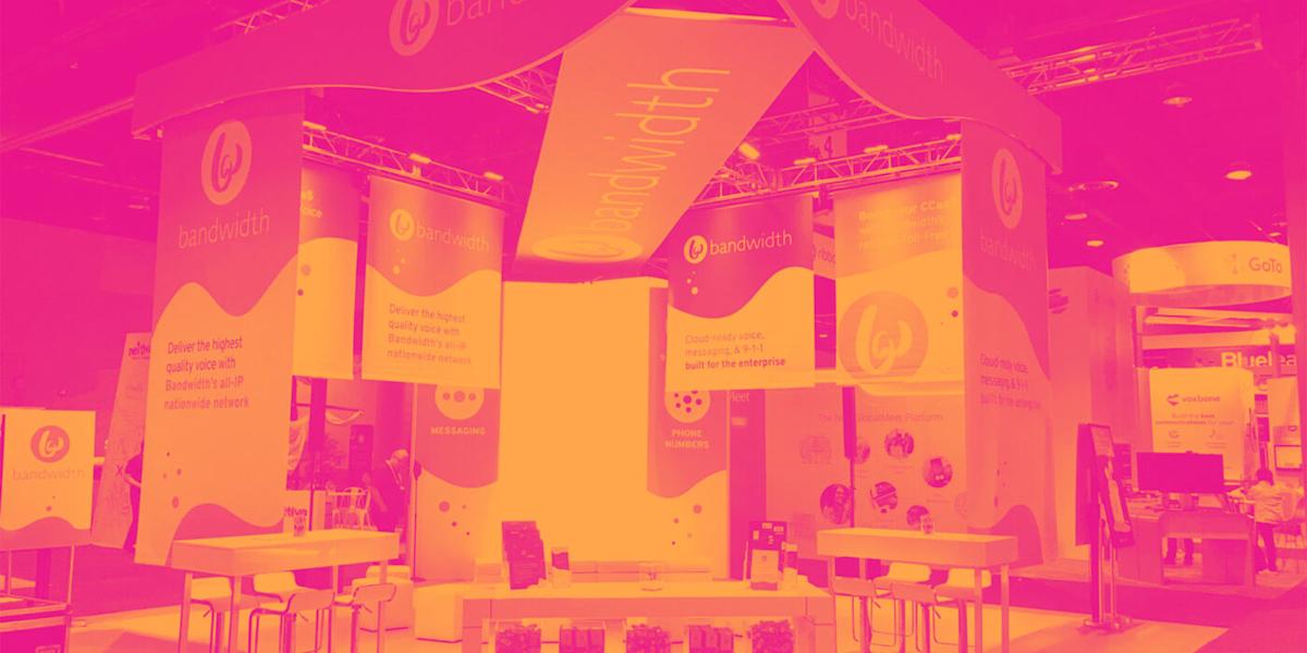 2 Value Stocks to Consider Right Now and 1 We Ignore